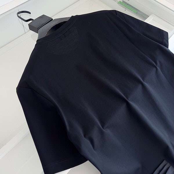 世界中で大人気♪プラダ 胸元立体エンボスエンボスロゴ Tシャツ コピー pup34546